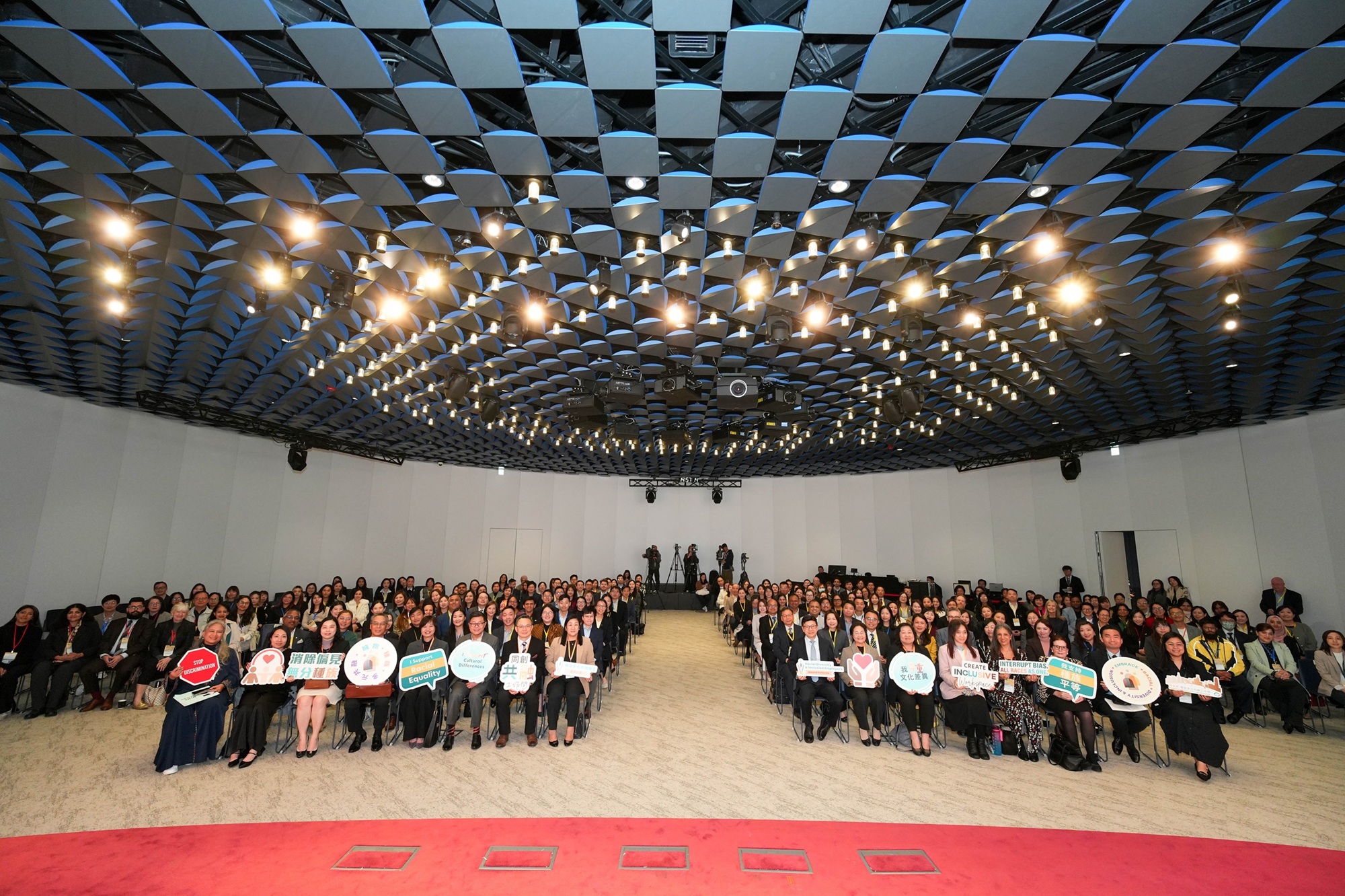 平机会主席林美秀女士（前排右七）与嘉宾及得奖机构代表在「种族多元共融雇主嘉许计划」颁奖礼合照。